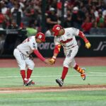 Diablos Rojos desatan ofensiva de 19 carreras y toman ventaja en la serie ante Conspiradores