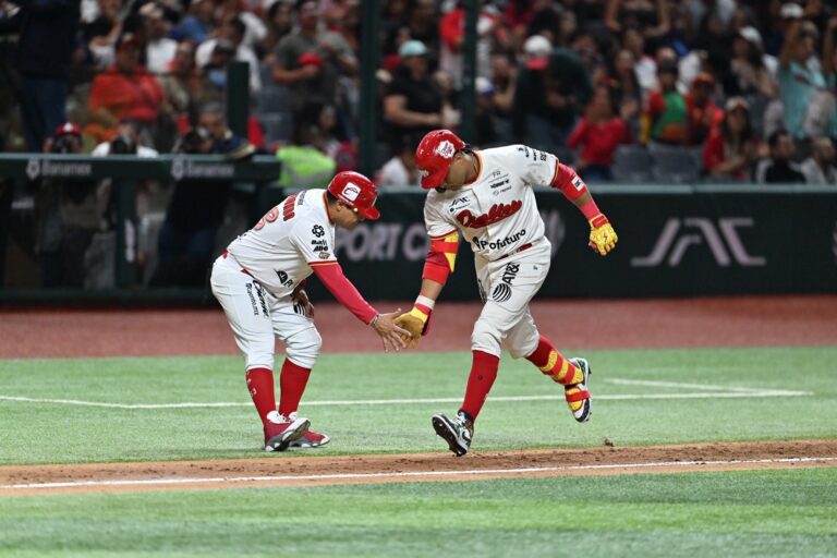 Diablos Rojos desatan ofensiva de 19 carreras y toman ventaja en la serie ante Conspiradores