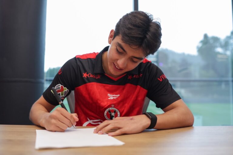 Gilberto Mora firma histórico contrato con Xolos y heredará el dorsal 10