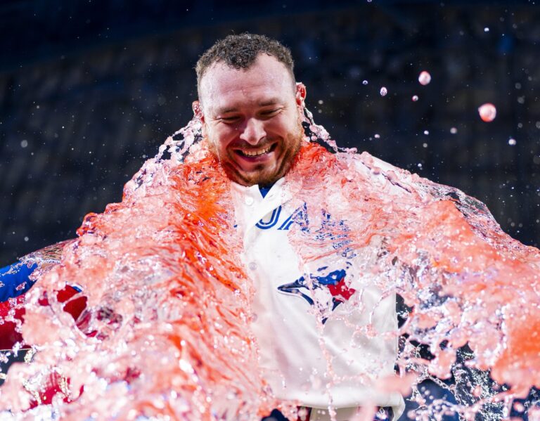 Blue Jays aprovechan su ofensiva oportuna y vencen a Astros en Toronto