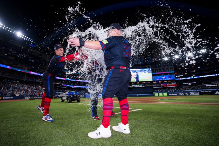 Kirk brilla en su regreso y guía a los Blue Jays a la victoria sobre los Yankees