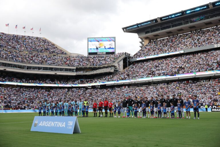 Confunden el himno argentino con “El Bombón Asesino” en amistoso ante Honduras