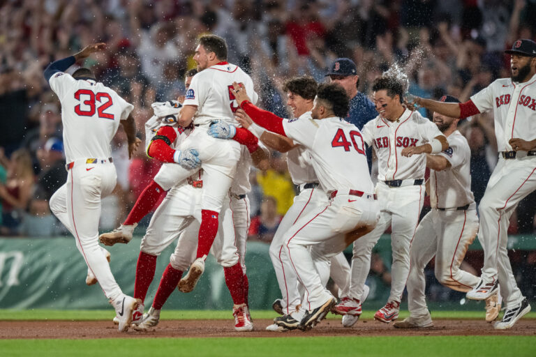 Red Sox remontan en entradas extras y dejan tendidos a los Yankees en Fenway Park