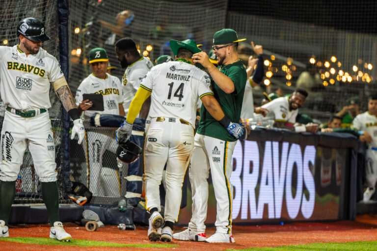 Bravos apalea a El Águila y celebra el debut histórico de Ezequiel Rivera