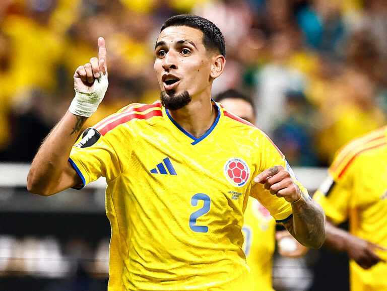 Daniel Muñoz rescata a Colombia y la coloca en la cima del Grupo K