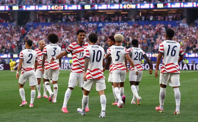 Estados Unidos gana, gusta y golea 4-1 en su debut mundialista