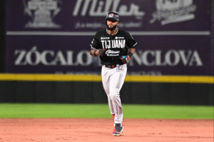 Con un elevado de sacrificio de Franchy Cordero en la décima entrada, la novena fronteriza se impuso 4-3 en el "horno más grande de México" para afianzar su liderato.