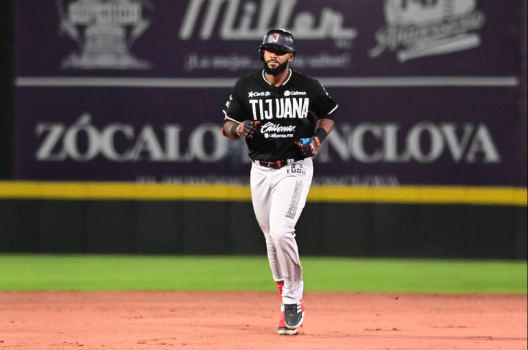 Con un elevado de sacrificio de Franchy Cordero en la décima entrada, la novena fronteriza se impuso 4-3 en el "horno más grande de México" para afianzar su liderato.