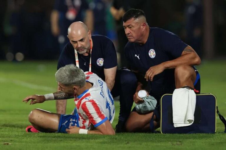 Paraguay enciende las alarmas por lesión de Julio Enciso a días del Mundial