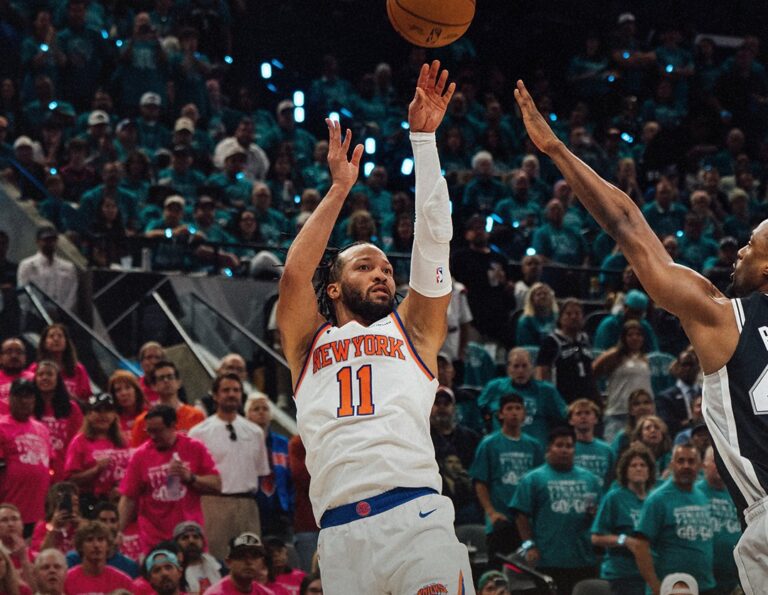 Brunson lidera la remontada de los Knicks y toman ventaja sobre los Spurs en la final de la NBA