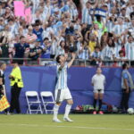 Messi firma un triplete histórico y Argentina inicia con goleada la defensa de su título