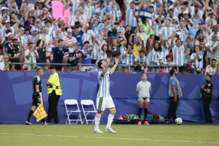Messi firma un triplete histórico y Argentina inicia con goleada la defensa de su título