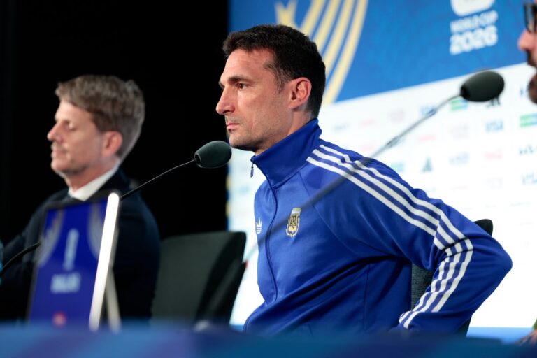 Scaloni marca postura: cuestiona las pausas de hidratación