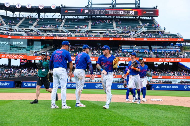 Mets sorprenden a los líderes Braves con contundente victoria en Citi Field