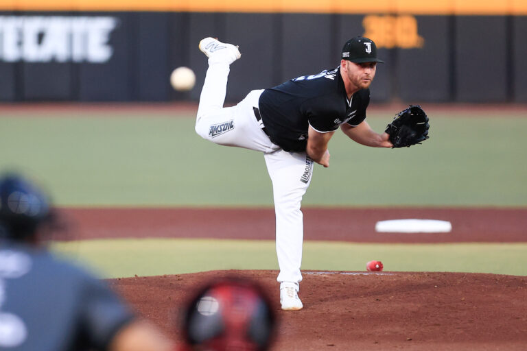 Noah Skirrow guia a los Toros al primer triunfo en la serie