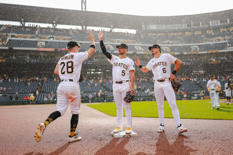 Piratas explotan con cuatro jonrones y vencen a los Rojos para igualar su marca
