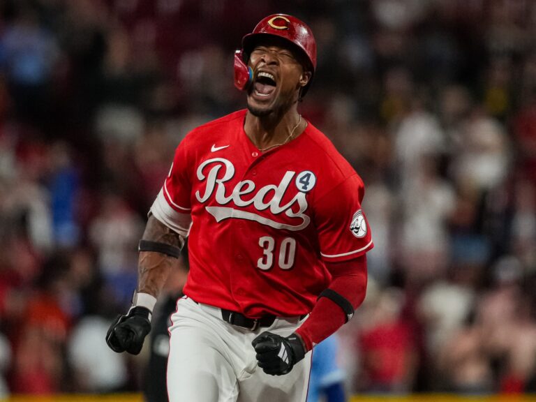 Rojos remontan de manera dramática y dejan tendidos a los Reales en extrainnings
