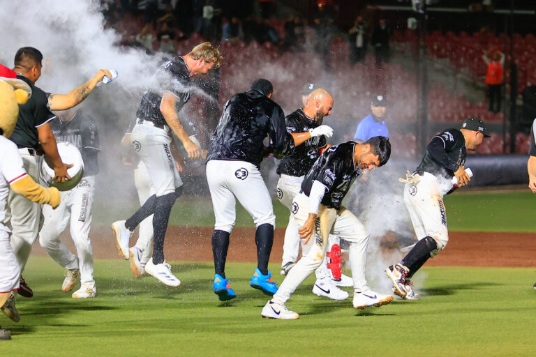 Jack Mayfield consuma otra remontada épica y da la serie a Toros sobre Sultanes