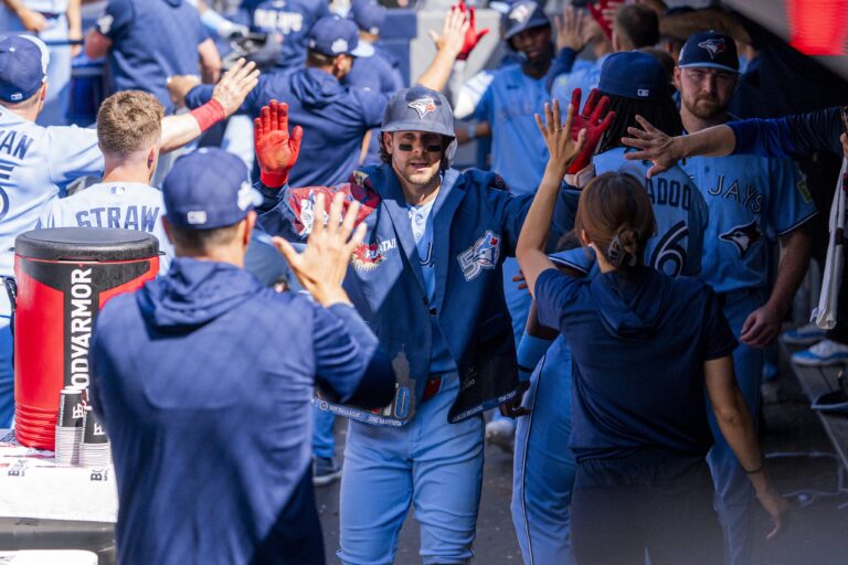 Toronto arma rally grand en la tercera para derrotar a Orioles