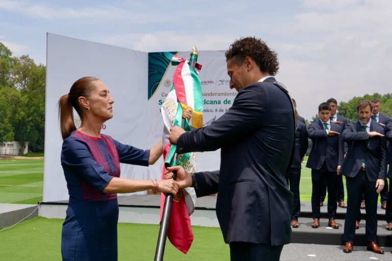 Guillermo Ochoa recibe el lábaro patrio rumbo al debut de México en el Mundial 2026