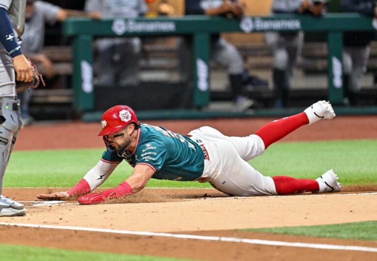 Diablos Rojos aplastan a Sultanes con blanqueada y una noche redonda de Justin Courtney