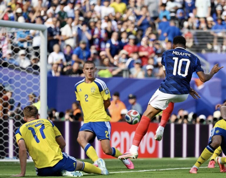 Francia golea 3-0 a Suecia; Mbappé hizo dos goles