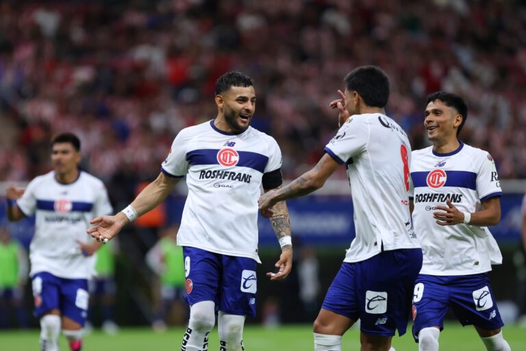 Toluca impone condiciones en el Akron y amarga el debut de Chivas con triunfo de 2-0