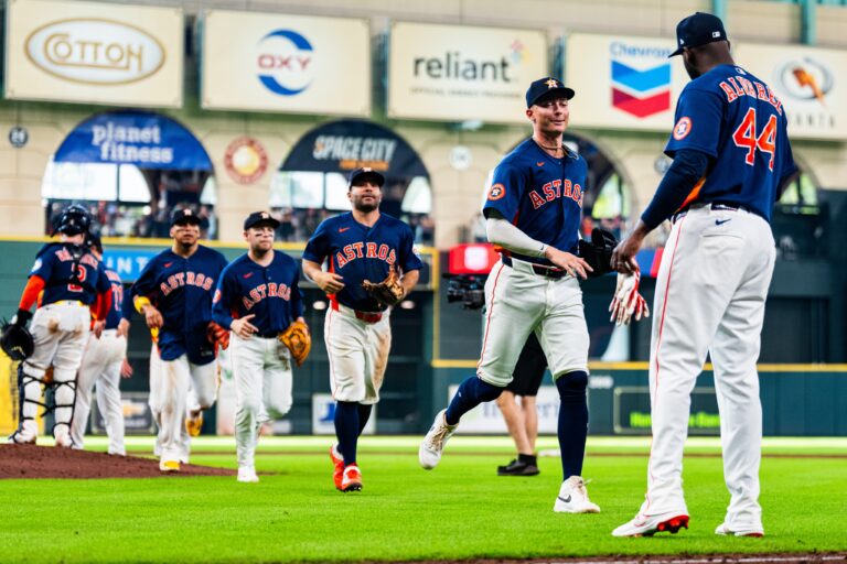 Astros blanquean a Rays con poder de Walker y Paredes