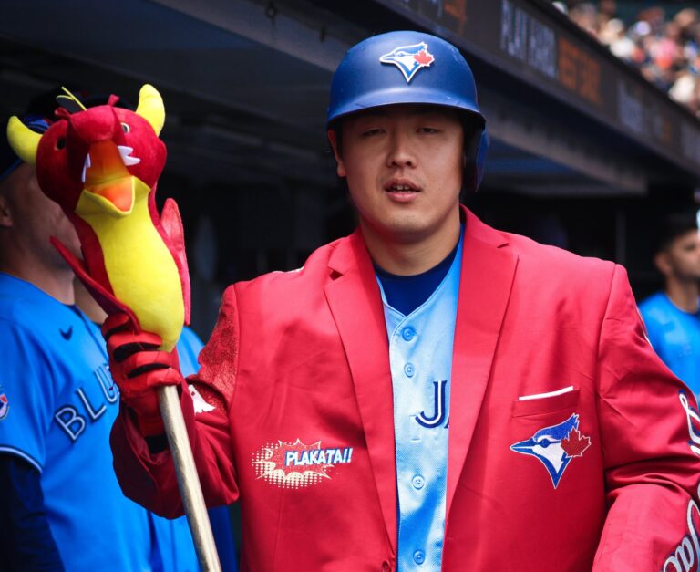 Blue Jays apalean a Giants con grand slam de Okamoto y joya de Dylan Cease