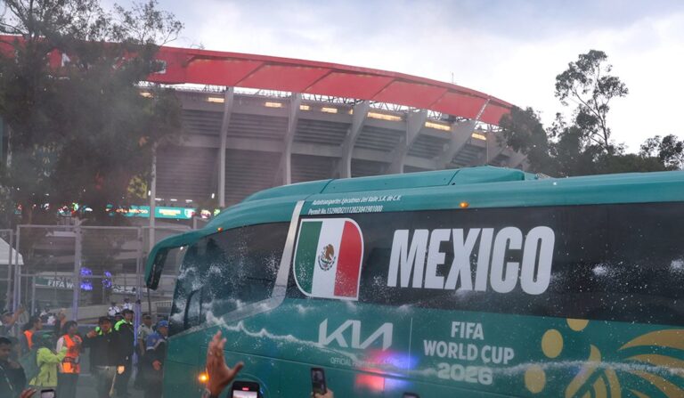 México e Inglaterra retrasan su duelo una hora por tormenta eléctrica en la Ciudad de México