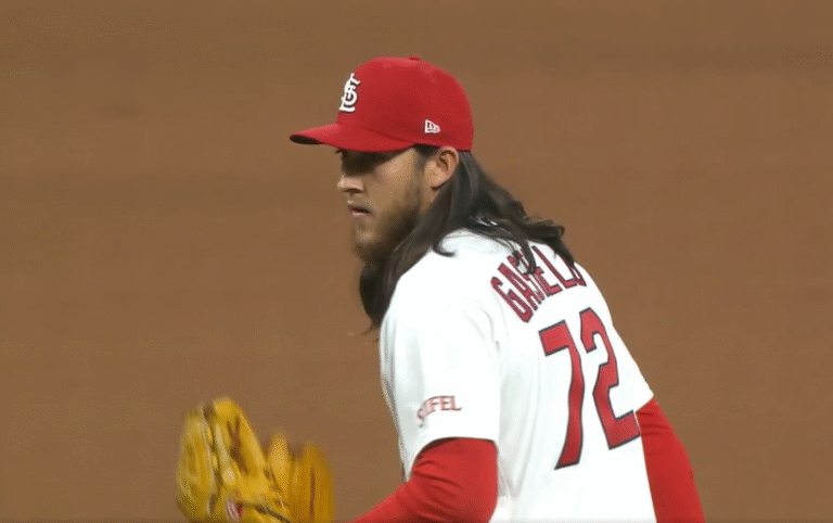 Cardenales frenan a Brewers y Luis Gastélum hace historia con su debut en las Grandes Ligas