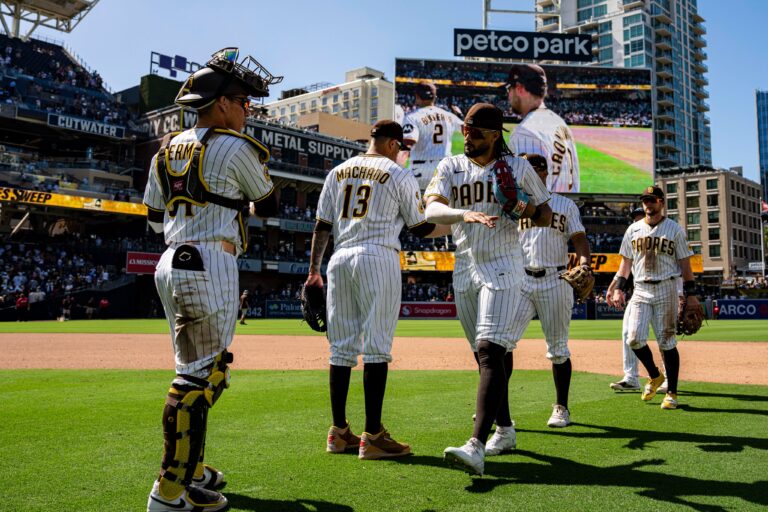 Padres aprovechan un explosivo cuarto inning y derrotan a Rockies en Petco Park