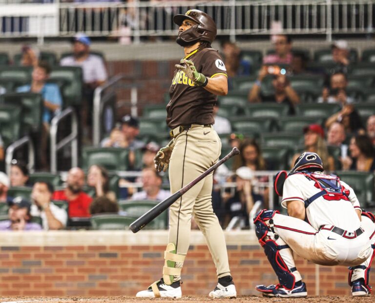 Padres derrotan a los Bravos con noche inspirada de Manny Machado y Fernando Tatis Jr.