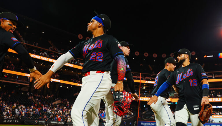 Mets despiertan con racimo de cinco carreras en la octava y vencen a Royals en Citi Field