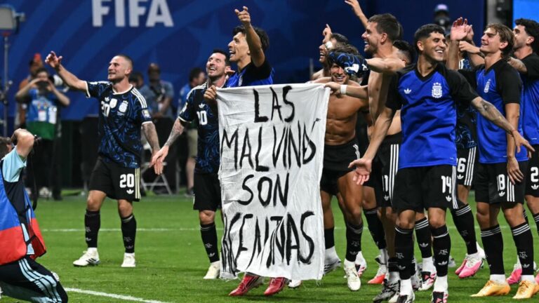 AFA podría ser sancionada por exhibir bandera de las Islas Malvinas tras el triunfo sobre Inglaterra