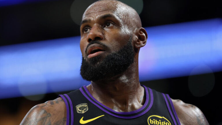LeBron James inicia un nuevo capítulo con los 76ers en busca de su quinto campeonato