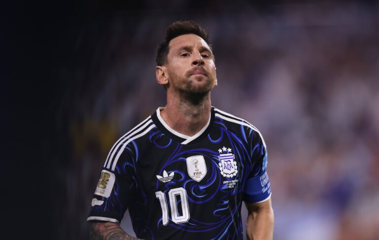 Argentina solicita a la FIFA disputar la semifinal ante Inglaterra con su camiseta azul
