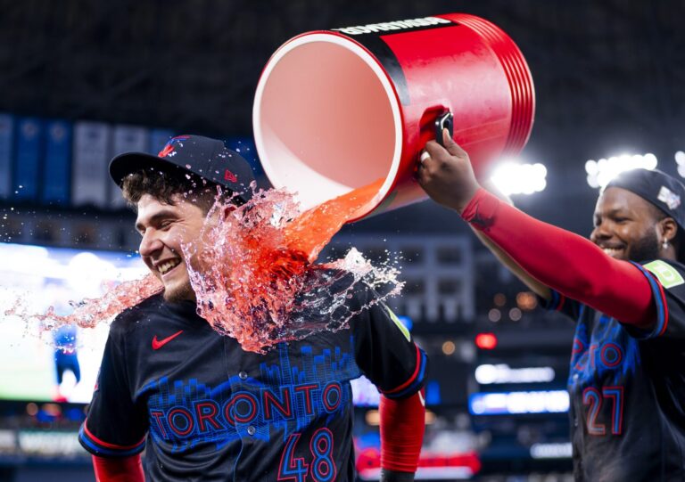 Luis Urías impulsa el triunfo de Blue Jays sobre Cardenales con decisivo sencillo en la octava
