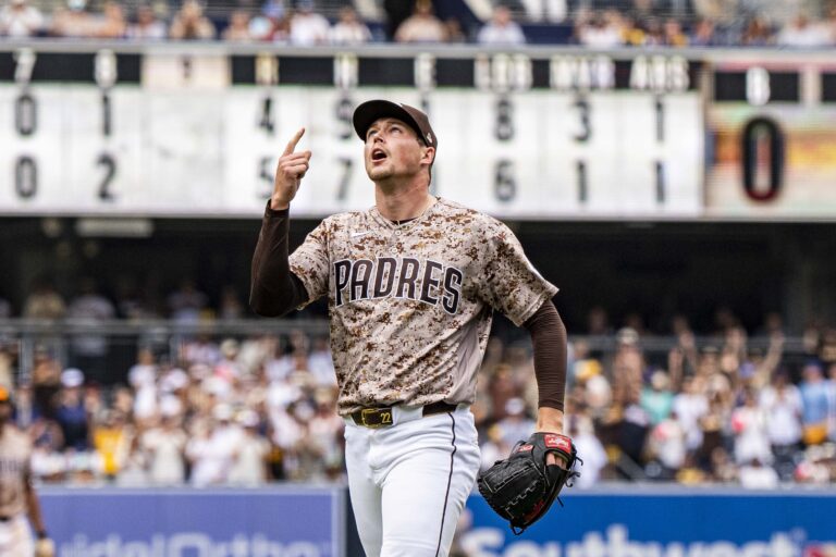 Padres remontan en la octava y vencen 5-4 a Blue Jays en Petco Park