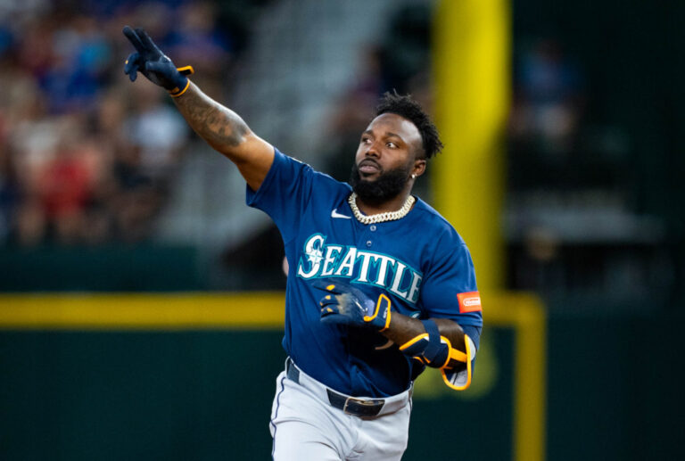 Dominic Canzone lidera remontada de Marineros sobre Rangers en Arlington