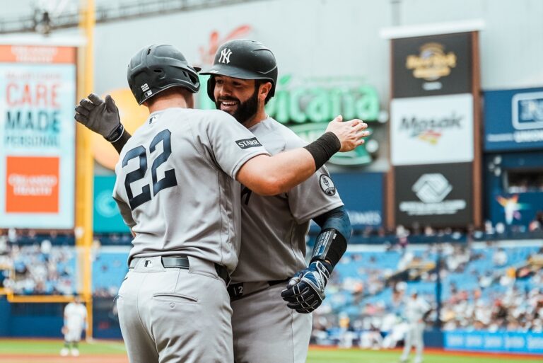Yankees explotan con tres jonrones y aplastan a Rays para recortar distancia en el Este