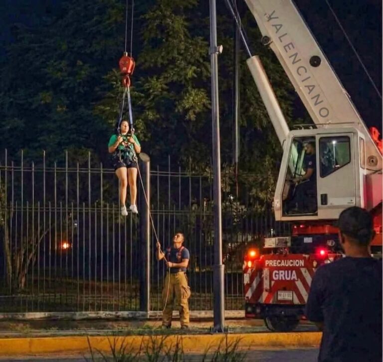 Aficionada queda atrapada al intentar ingresar al Fan Fest en Monterrey