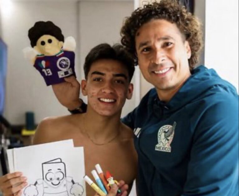 Gilberto Mora se gradúa de la preparatoria y recibe emotiva felicitación de Guillermo Ochoa