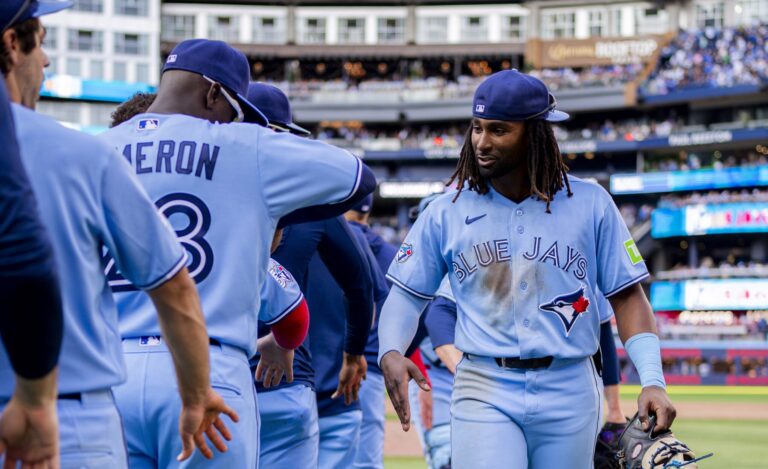 Blue Jays remontan y vencen a Yankees con rally decisivo en las últimas entradas