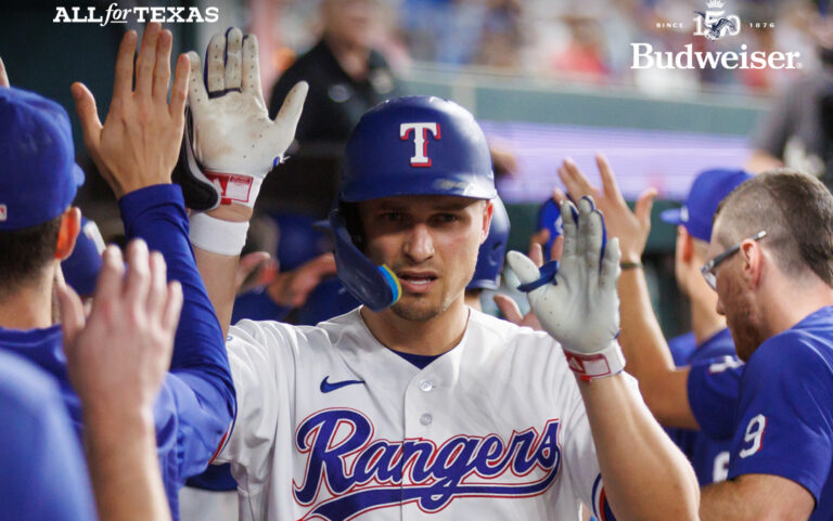 Rangers castigan en la octava y vencen a Orioles