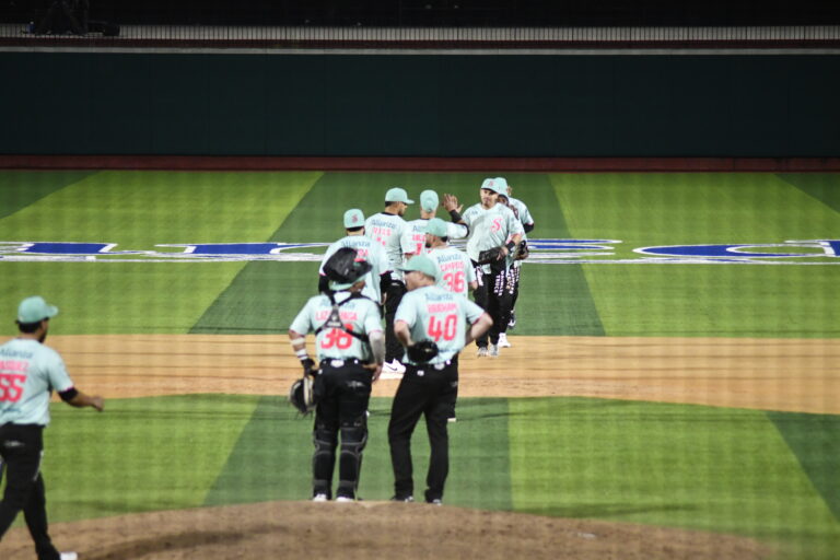 Con rally en el noveno inning Saraperos igualó la serie en Laredo