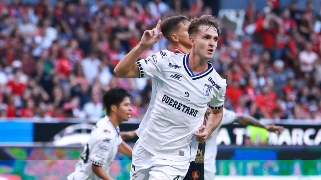 Los Gallos Blancos se impusieron 3-1 con doblete de Santiago Homenchenko y un gol de Carlo García; los Rojinegros terminaron con 10 hombres.