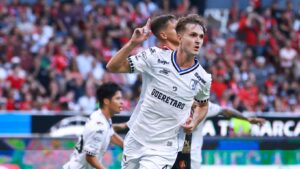 Los Gallos Blancos se impusieron 3-1 con doblete de Santiago Homenchenko y un gol de Carlo García; los Rojinegros terminaron con 10 hombres.