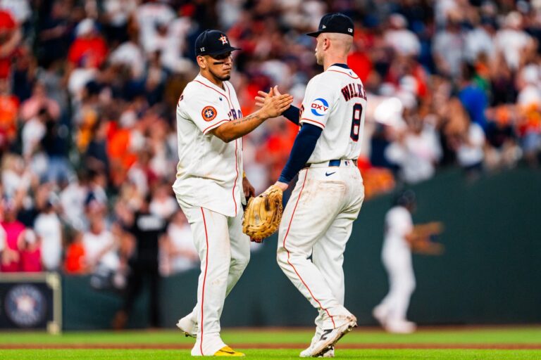 Astros resisten la reacción de Rangers y se quedan con el triunfo
