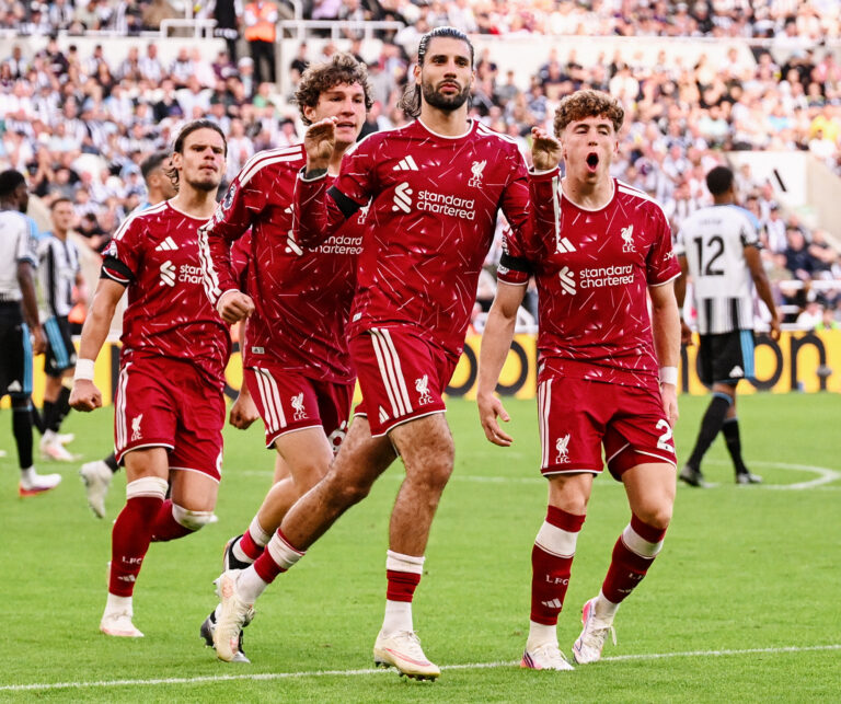 Liverpool rescata el empate ante Newcastle con un penalti agónico de Szoboszlai